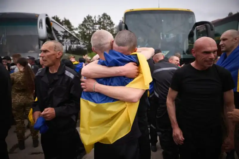 Останній етап великого обміну: 303 українці звільнені з полону та позбулися російських роб