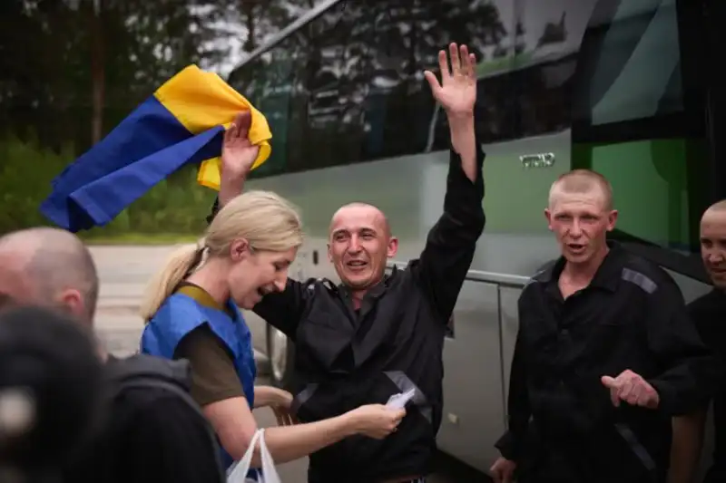 Останній етап великого обміну: 303 українці звільнені з полону та позбулися російських роб