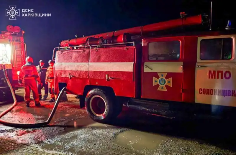 Нічна пожежа на Харківщині: рятувальники ліквідували займання у приватному господарстві