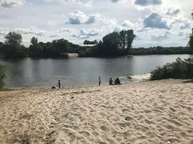 Суд зобов’язав компанію знести будинки для відпочинку на березі Десенки у Києві
