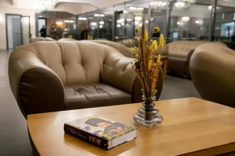 Книжкова лаунж-зона на вокзалі: у Харкові відкрили читальню з книгами, кавою та душем
