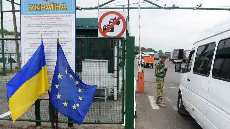 Черги на кордоні: вантажівкам радять оминути “Шегині – Медика” через будівництво