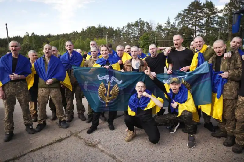 Повернення додому: з російського полону звільнено 390 українців