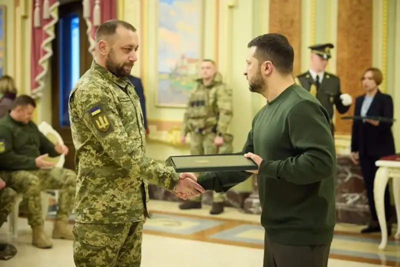 Мужність на передовій: боєць 154-ї ОМБр отримав Хрест бойових заслуг з рук Зеленського